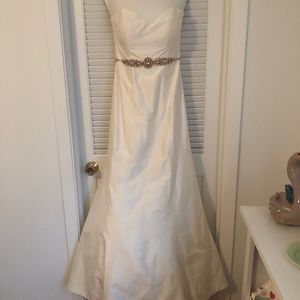 Astrid & Mercedes “Graceful” wedding gown & veil